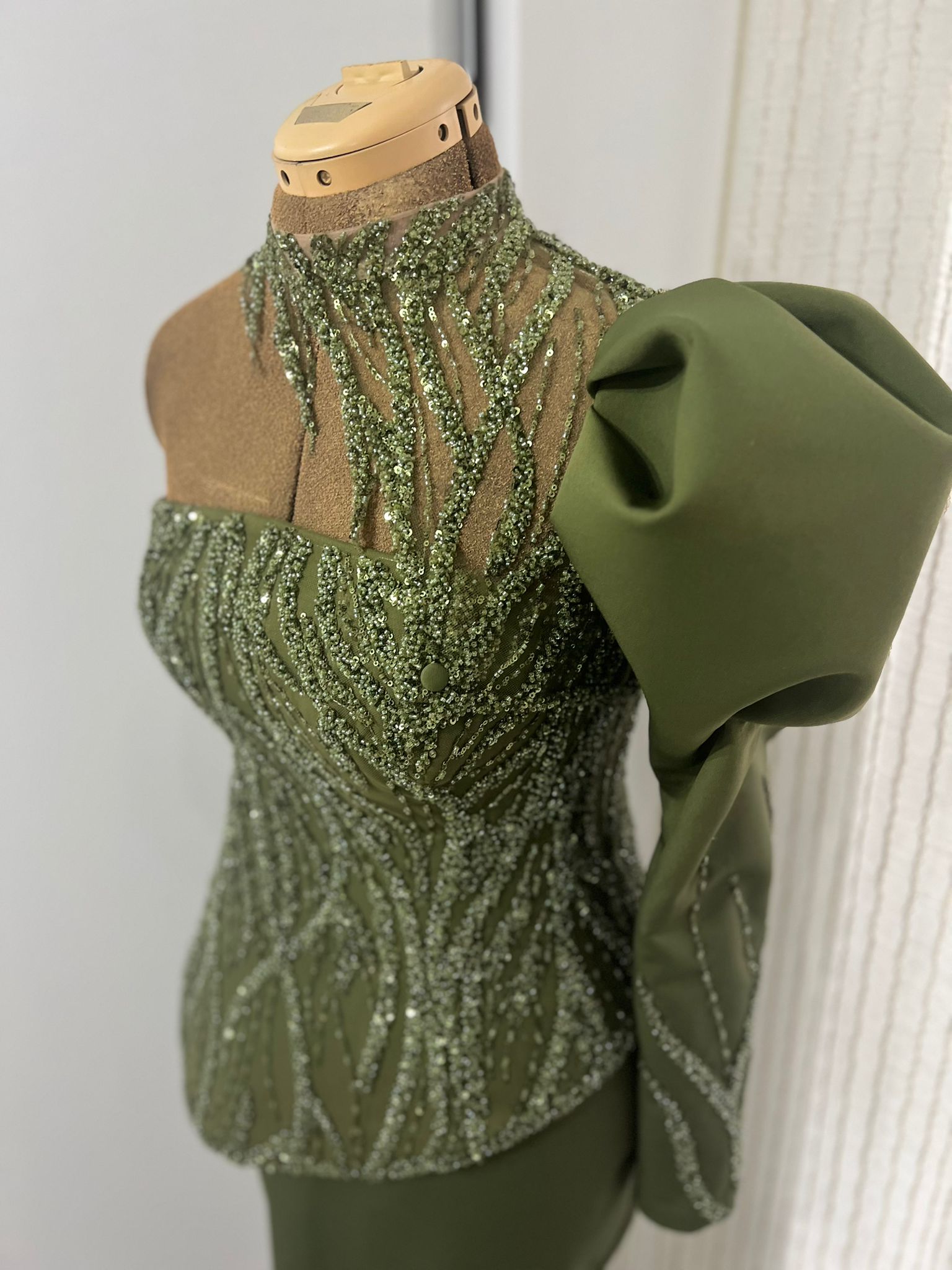 Detaliu rochii elegante Anne L’Or